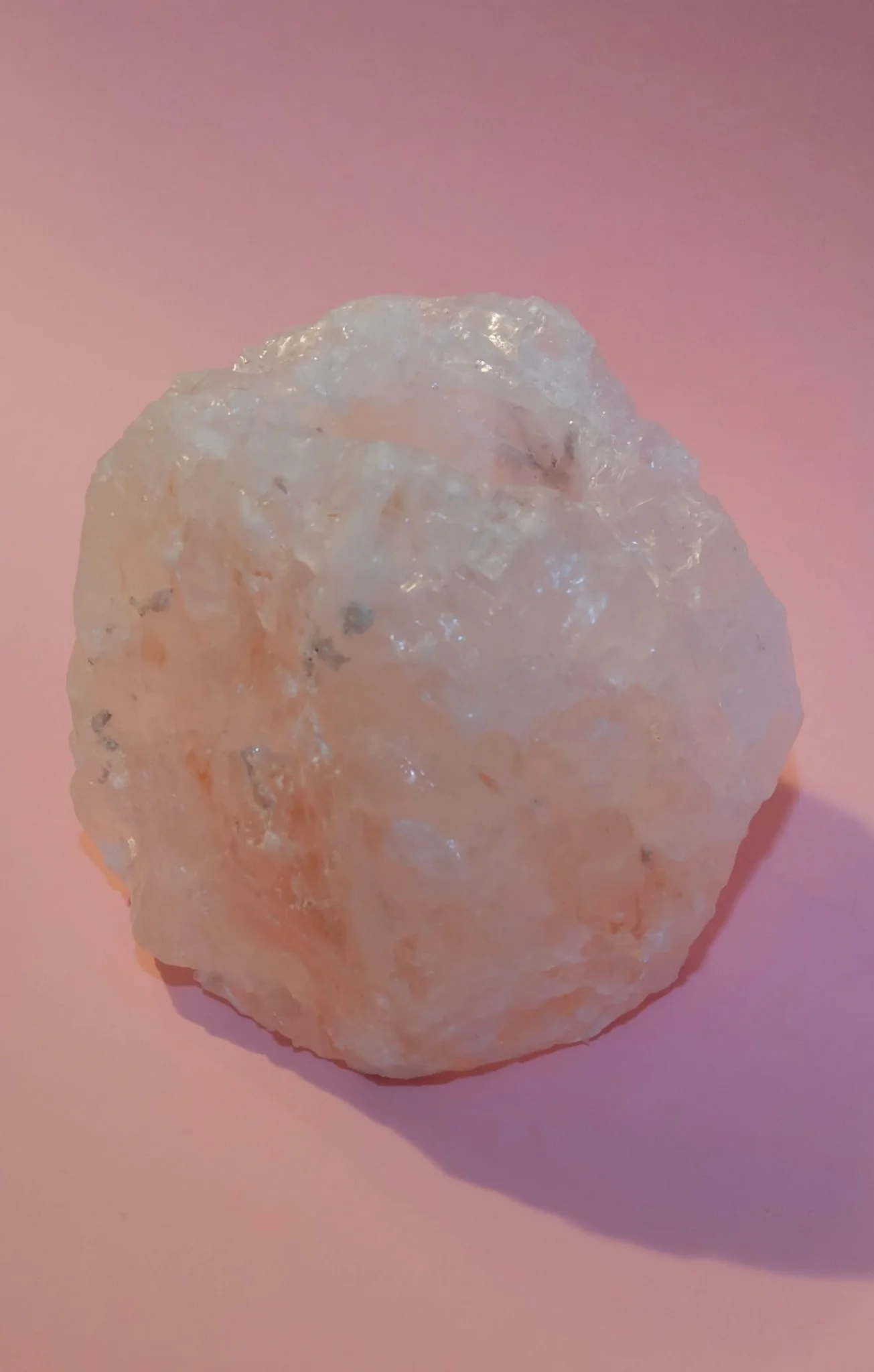 Quartz Rose brut sur fond rose
